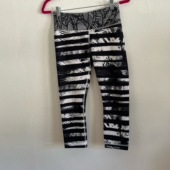 Lululemon Abstract Black and White Zebra Print Cropped Leggings Size 6 - Picture 1 of 5
